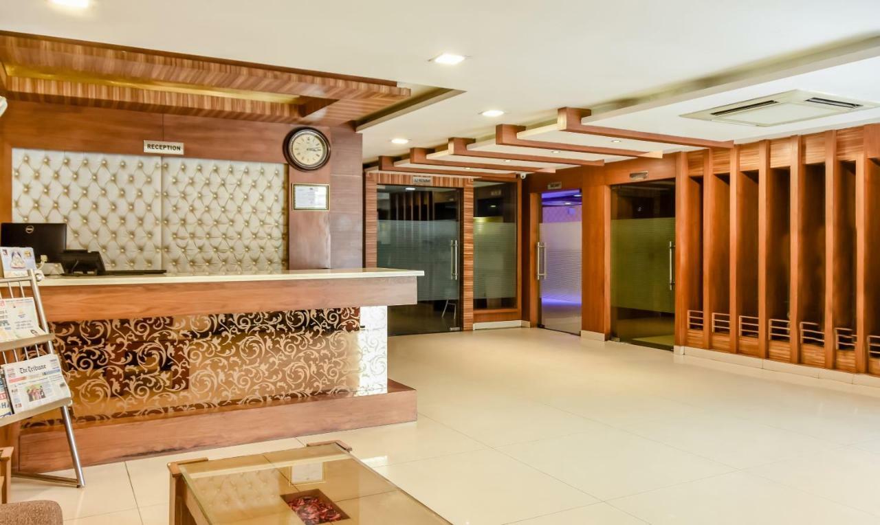 特雷布潮流红花瓣酒店 贾朗达尔 外观 照片
